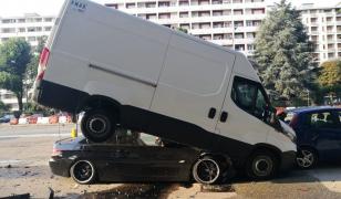 Un român vitezoman a ajuns cu un BMW sub o dubiţă parcată în apropierea stadionului din Torino