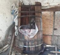 Un bărbat din Vâlcea a murit după ce a căzut în butoiul cu prune pentru ţuică. Vaporii fermentaţiei l-au ameţit pe loc