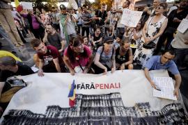 Banner cu mesajul Fara Penali, afisat de mai mulţi protestatari