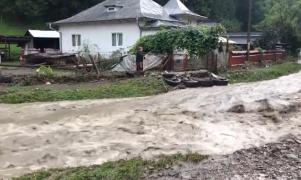 Inundaţii în Suceava, mai multe drumuri măturate de torenţi