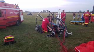 Doi tineri au căzut cu o parapantă cu motor, în apropiere de Ocna Sibiului. Unul dintre ei, suspect de fractură de coloană