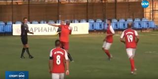 Un antrenor intră pe teren şi ia la pumni arbitrul, după ce echipa adversă marchează golul victoriei, în minutul 90