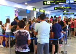 Reacția companiei Blue Air după ce pasagerii unei curse Bucureşti-Oradea au fost întorşi de trei ori din drum, ajungând la destinație după șase ore