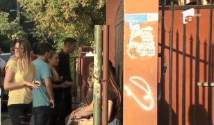 Candidaţi la Bacalaureat 2018 în faţa liceului