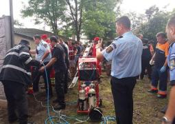 Intervenţia echipajelor de salvare la fântâna din Călăraşi, unde trei bărbaţi au murit