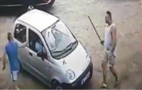 Înarmat cu o rangă, intră într-un service auto şi începe să atace mecanicii! Imagini şocante surprinse în Dâmboviţa