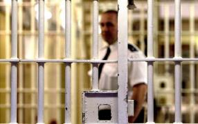 Un deținut român a snopit în bătaie un gardian italian. Victima, salvată din mâinile românului de colegi, a fost transportată la spital