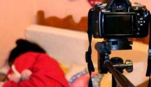 Doi băieţi de 19 ani au filmat o fetiţă în ipostaze compromiţătoare, apoi au distribuit imaginile pe Facebook