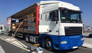 Un TIR încărcat cu tone de droguri a fost descoperit la Vama Nădlac