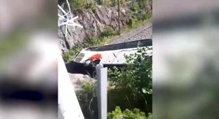 Autobuzul căzut de pe pod pe linia ferată, în Finlanda