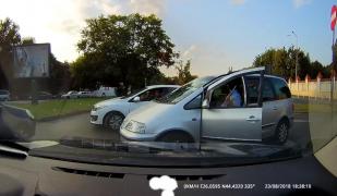 Un şofer taie calea altuia, apoi îl ameninţă cu o sabie aproape de Palataul Cotroceni