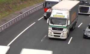 Şoferiţă româncă de camion, surprinsă în Spania alăptându-şi copilul în timp ce conduce