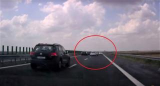Accident spectaculos filmat pe Autostrada Soarelui. O maşină s-a făcut praf după ce şoferul a pierdut controlul volanului