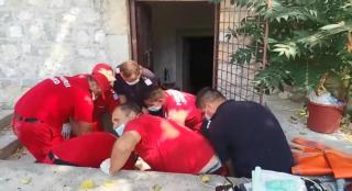 Intervenţie dramatică la Mamaia! Un bărbat de 250 kg, scos din casă cu pompierii ca să fie dus la spital