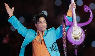 Prince susţine un concert pe scena Super Bowl XLI din Miami