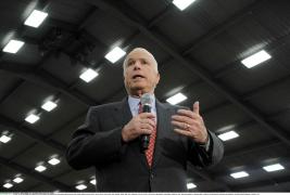 John McCain în timpul unui discurs electoral