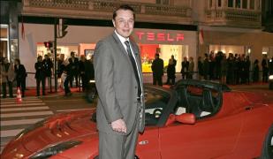 Elon Musk lângă o mașină Tesla