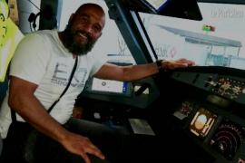 Fostul boxer Tarik Sahibeddine, la bordul unui avion