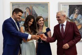 Liviu Dragnea și Irina Tănase ciocnesc pahare de șampanie cu mirii