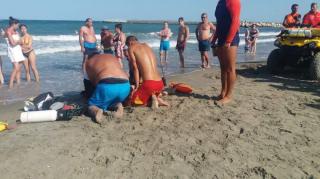 Fetiţa de 12 ani readusă la viaţă de turişti, după ce se înecase în mare, la Constanţa, a murit