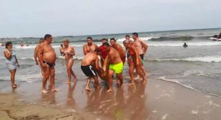 Imagini dramatice la Mangalia. Un tânăr înecat în mare este resuscitat de salvamari pe plaja Belvedere
