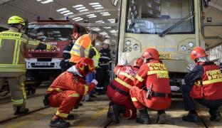 Tânăr lovit de tramvai în Capitală. Victima a traversat cu căşti în urechi