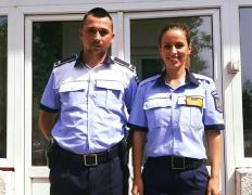 Doi polițiști din Cernavodă au salvat o fetiță de doi anișori, după ce copila s-a înecat cu un sirop administrat de mama sa