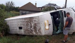 Victimele accidentului de la Stoeneşti plecau la muncă în străinătate. O femeie de 41 de ani a murit după ce un microbuz s-a răsturnat într-o curbă