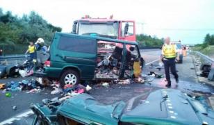 Copii rămaşi orfani după accidentul cu români din Ungaria au primit rechizite şi haine pentru şcoală