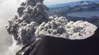 Erupţie spectaculoasă în Kamceatka. Cenuşa vulcanului Karymsky a fost aruncată la 92 de kilometri distanţă