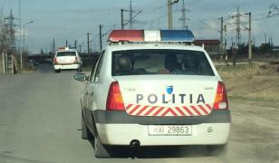 Poliţist bătut cu ranga de un şofer beat care s-a baricadat în casă după o urmărire ca în filme