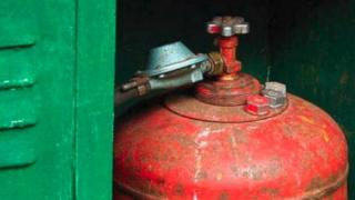 Un botoşănean şi-a ajutat vecina să schimbe butelia, apoi a verificat-o cu bricheta. A urmat o nenorocire