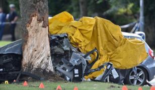 Patru tineri au murit după ce au intrat cu un BMW cu peste 150 de km/h într-un copac