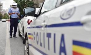 Politist in trafic, efectuand un control