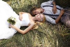 Cuplu proaspăt căsătorit