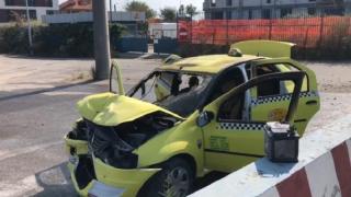 Un taxi a luat foc, după un accident cu un microbuz de pasageri, la Constanţa. Şoferul a ajuns în stare gravă, la spital (Video)