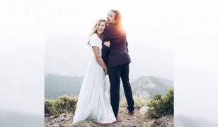 Doi tineri proaspăt căsătoriţi au murit într-un tragic accident, în drum spre luna de miere. Totul s-a întâmplat chiar în faţa prietenilor