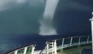 Fenomen extrem pe insula Santorini din Grecia. Tornadă uriaşă, filmată de turişti (Video)