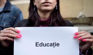 Protestatară din învăţământ ţine o foaie cu mesajul Educaţie