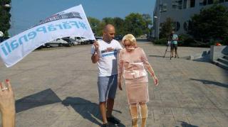Protest la Constanţa, în faţa clădirii unde se va ţine reuniunea femeilor din PSD. Manifestanţii o aşteaptă pe Viorica Dăncilă