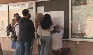 Elevi consultă rezultatele la Bac