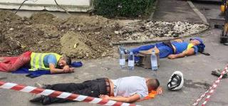 Trei muncitori căzuţi la datorie trag un pui de somn adânc, direct pe asflat, pe un şantier din Timişoara