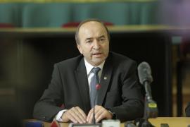 Ministrul Justiţiei, Tudorel Toader, în timp ce face declaraţii de presă