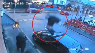Momentul în care criminalul sare de la etajul 2 al unei clădiri din Manchester