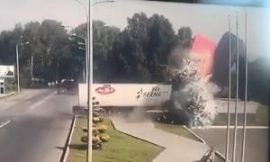 Momentul în care TIR-ul se loveşte de monumentul din Rusia