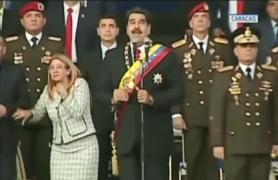 Preşedintele Venezuelei priveşte către cer în momentul în care explodează dronele