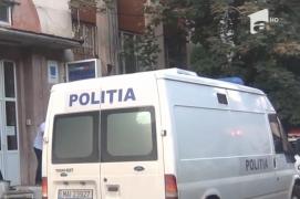 Maşină de poliţie parcată în faţa unei secţii