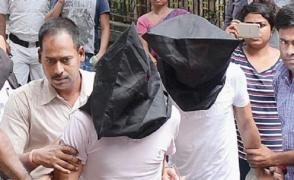 Cei doi români duşi cu cagule în faţa tribunalului din Kolkata, India