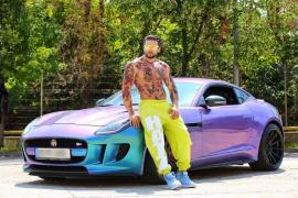 Dorian Popa pozează lângă o maşină