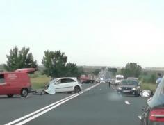 Un mort şi patru răniţi la Râmnicu Sărat, în Buzău, într-un accident îngrozitor, cu trei maşini